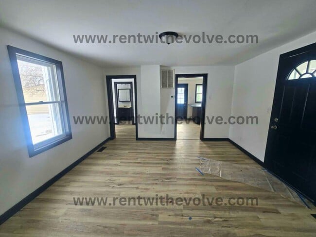 Building Photo - 227 E Washington St