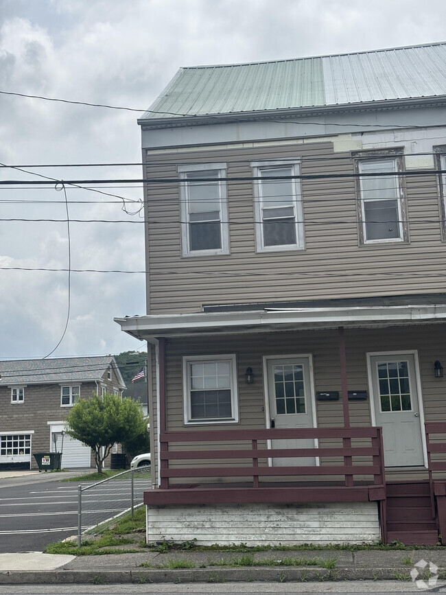 Building Photo - 572 Main St
