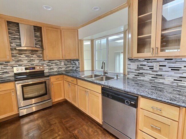 Foto del edificio - Spacious 4 Bedroom House in the Campbell