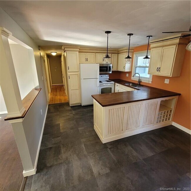 Building Photo - 189 Windsorville Rd