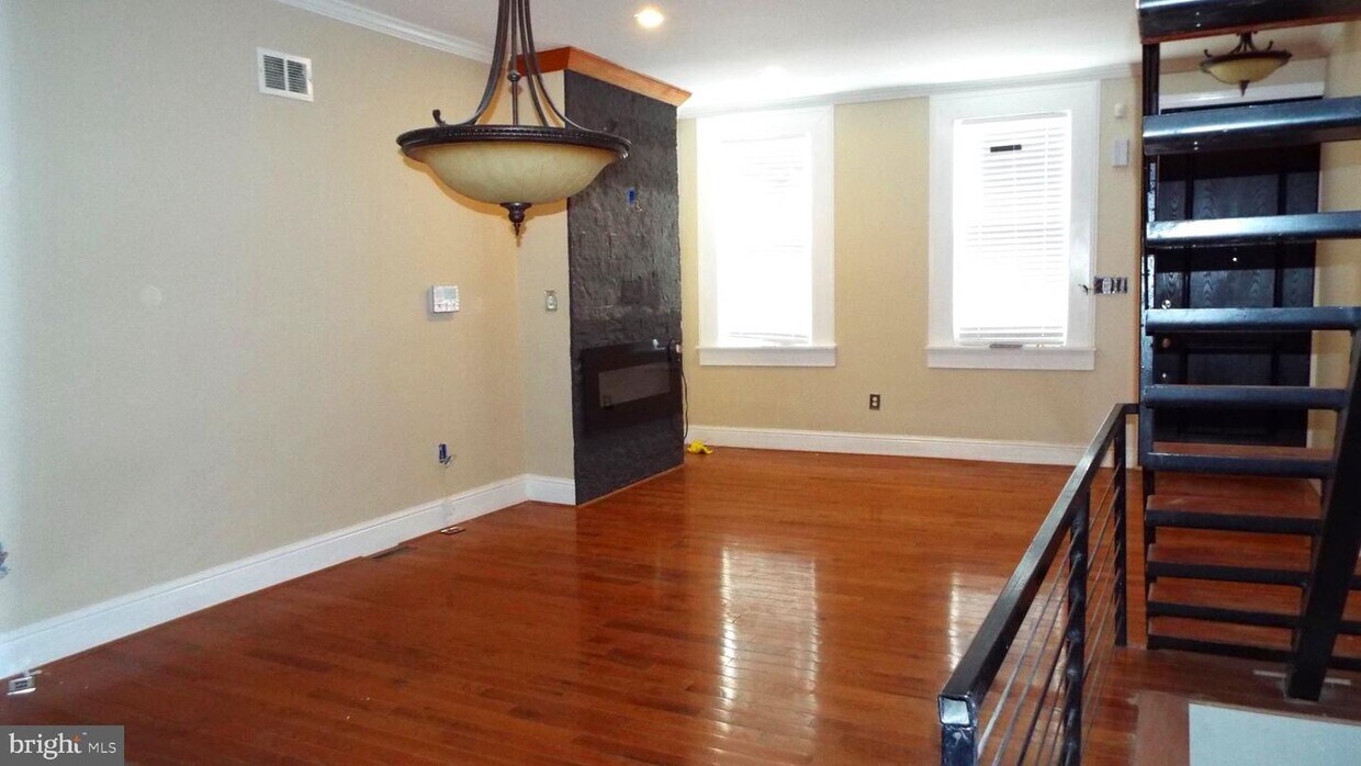 Primary Photo - 3850 N Darien St