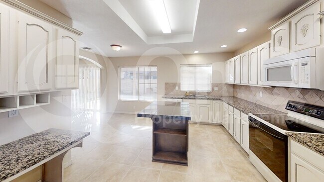 Building Photo - 823 W Iris Dr