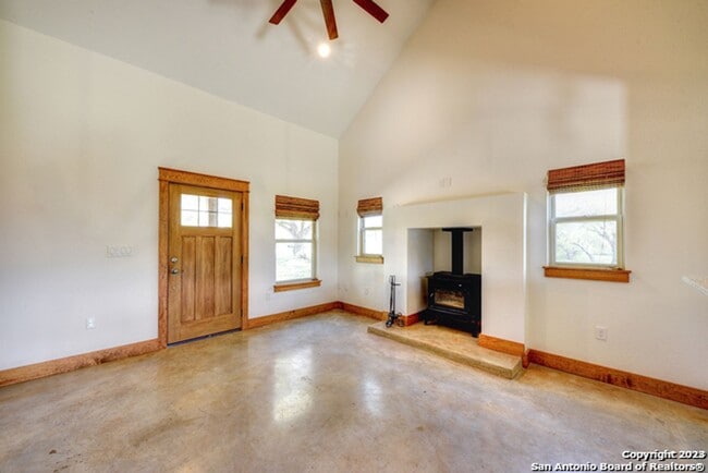 Building Photo - 1902 Lone Oak Rd