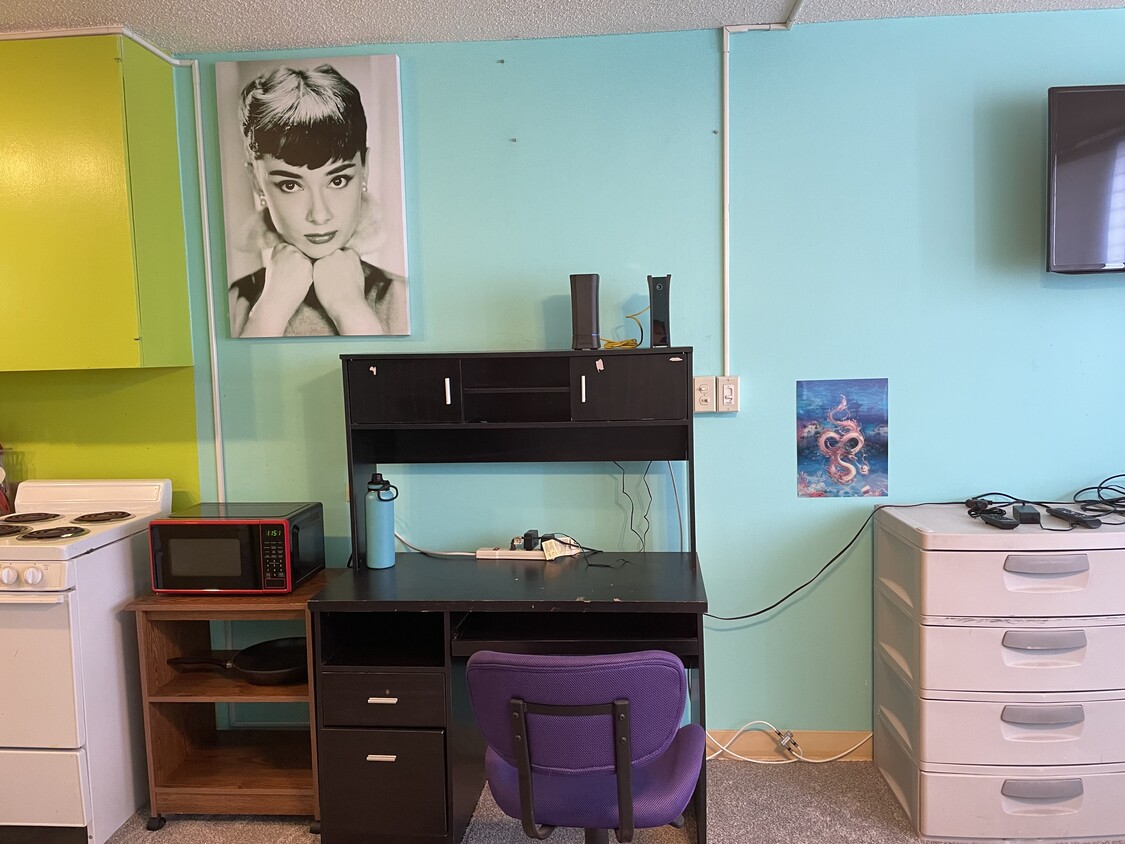 fully furnished - 1550 Rycroft St