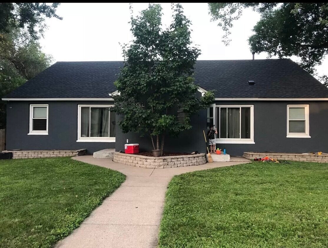 Spacious 3 bedroom - 4239 15th Ave S