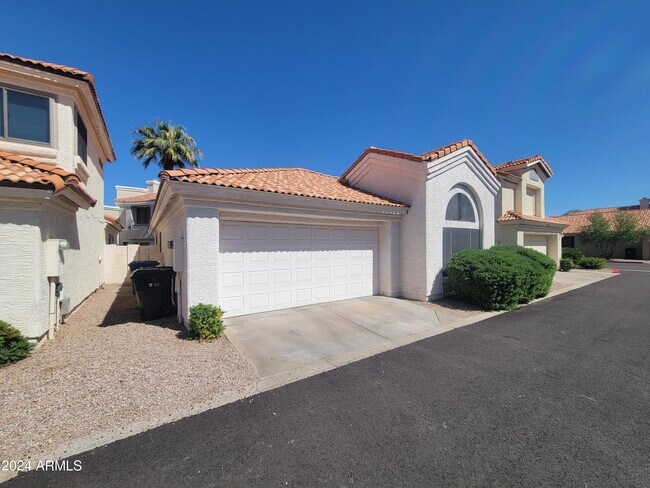 Building Photo - 1028 E Sunburst Ln