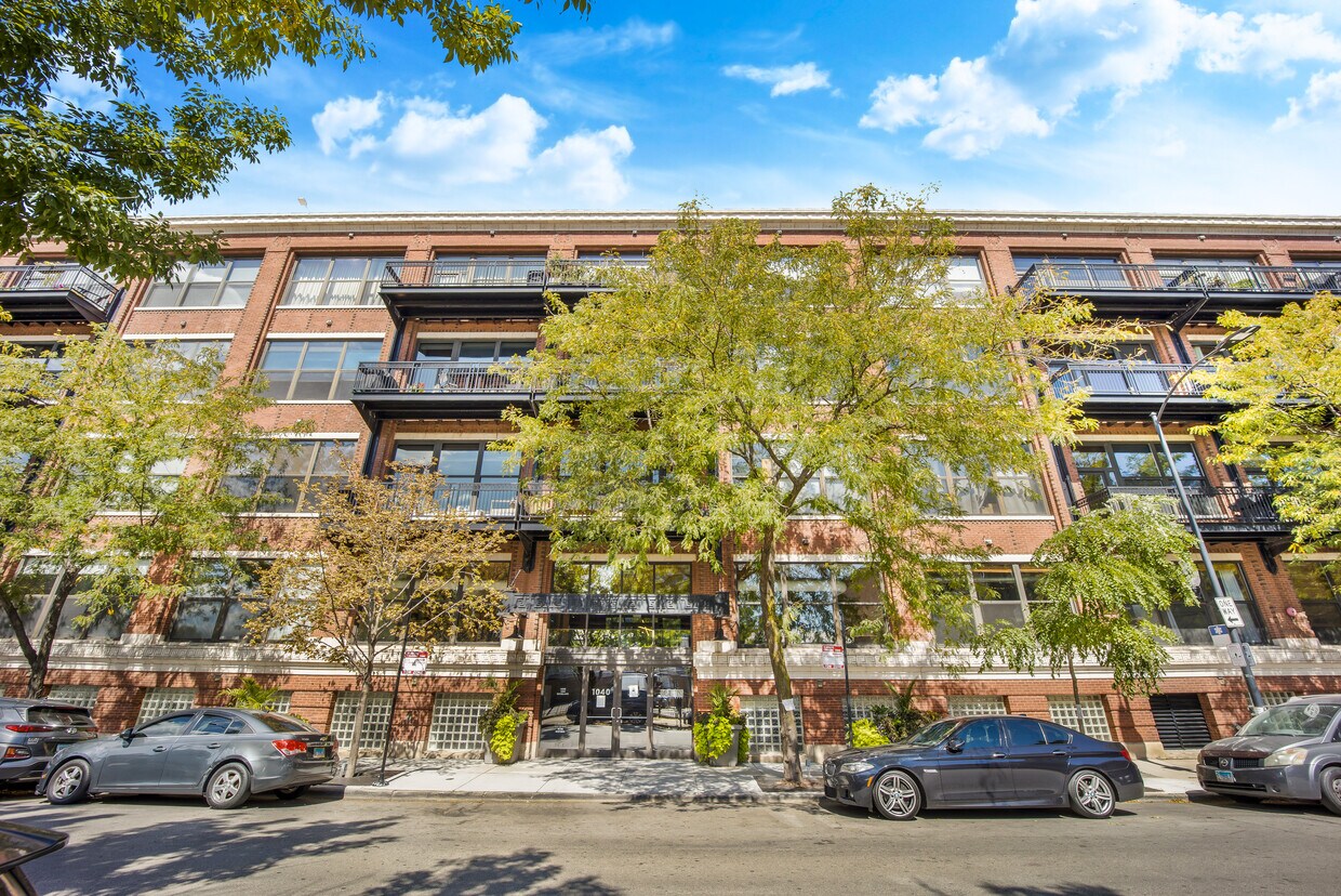Primary Photo - 1040 W Adams St