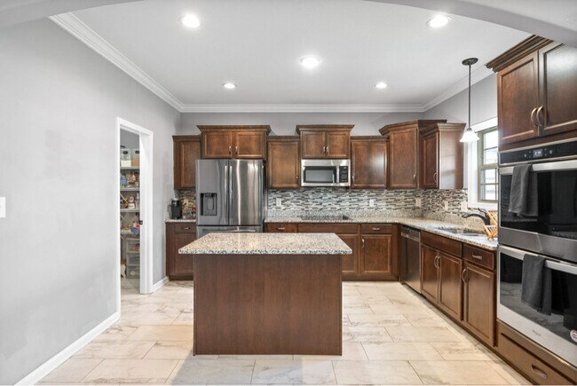 Building Photo - 1613 Kestrel Dr