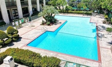 Building Photo - 5460 White Oak Ave