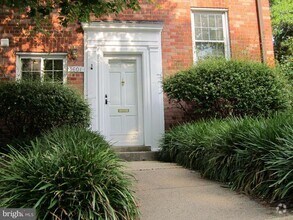 Building Photo - 3601 Greenway Pl