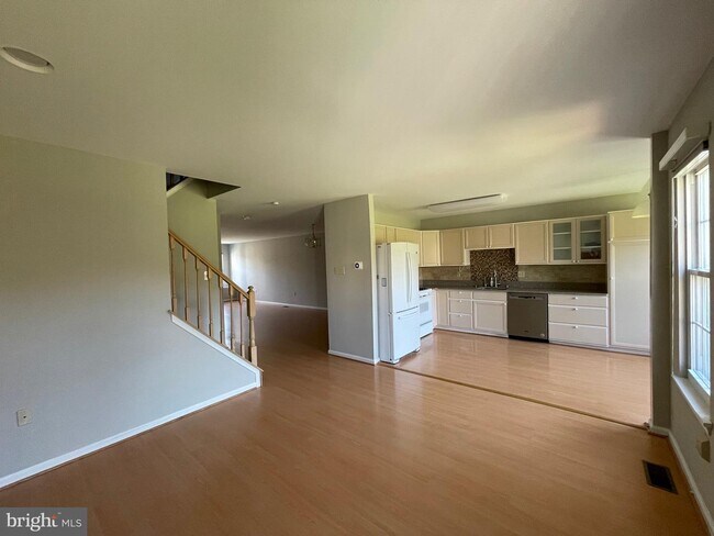 Building Photo - 12 Sparrow Walk