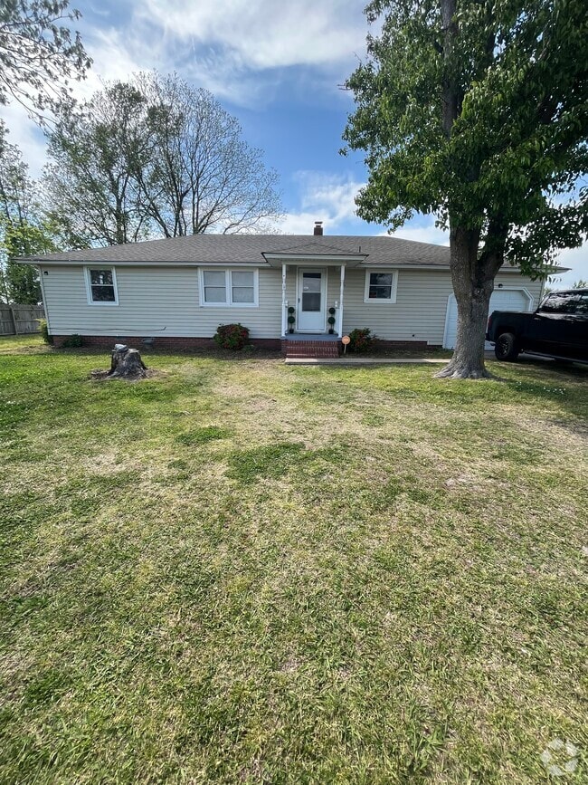 Front yard - 465 Meadstown Rd