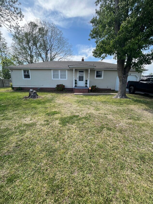 Front yard - 465 Meadstown Rd