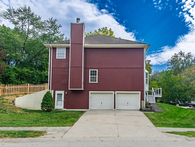 Garage Side Profile - 5421 NW Walden Dr