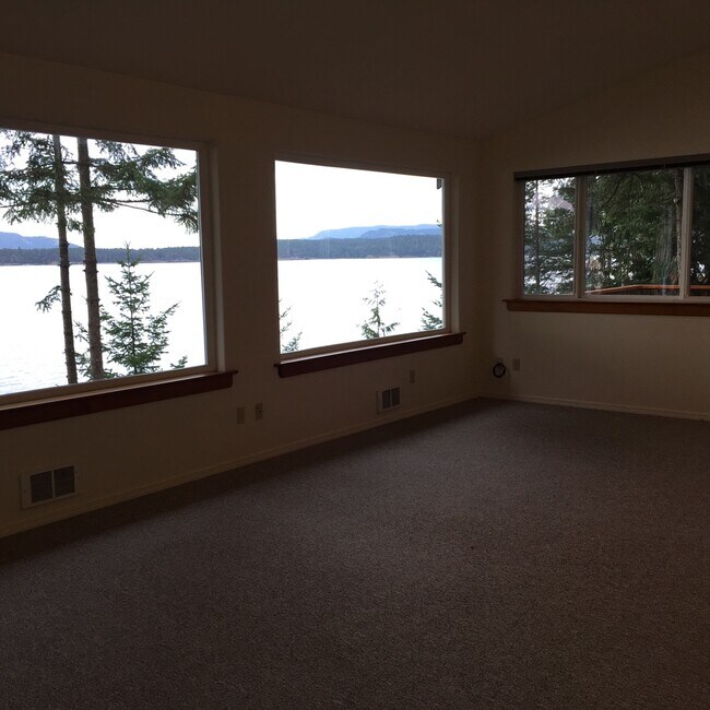 Foto del edificio - Medium-Low Bank Waterfront Home On Acreage