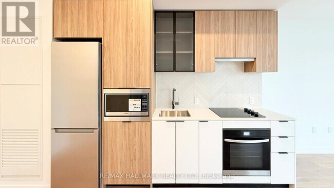 Building Photo - 1037 The Queensway