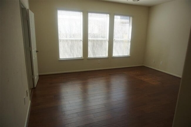 Building Photo - 7450 Oakwood Canyon Dr