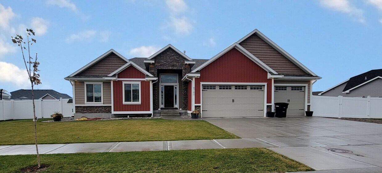 Primary Photo - Beautiful & Large 3 Bedroom, 2 Bathroom Ho...