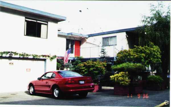 Building Photo - Golf Crest Apartments