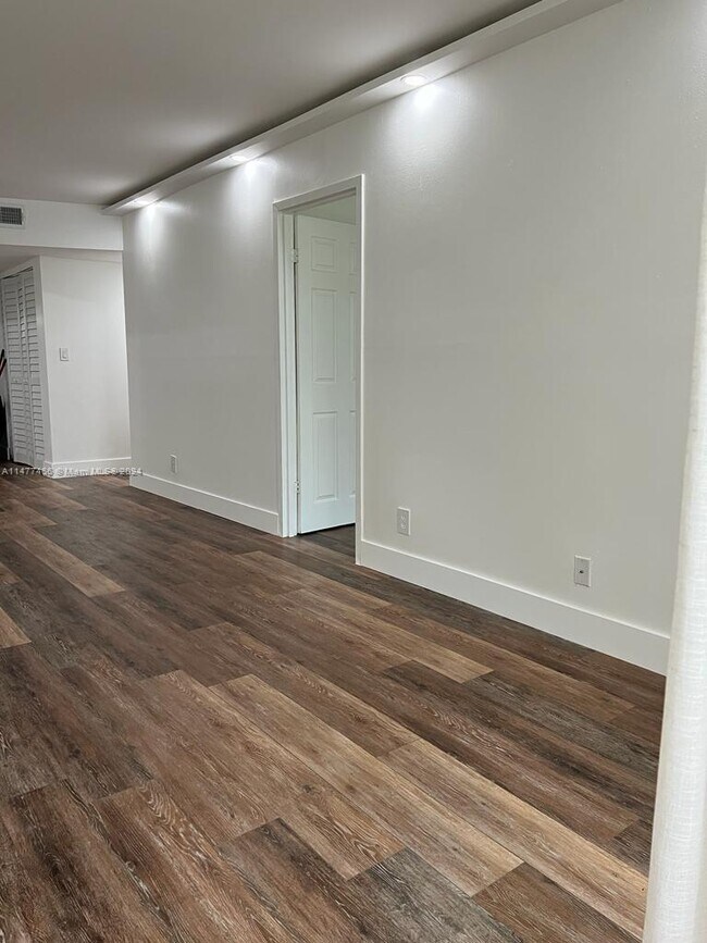 Foto del edificio - 8370 Sands Point Blvd