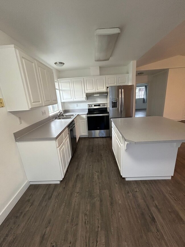 Building Photo - Beautifully Remodeled 2 Bedroom 1 Bath Dup...