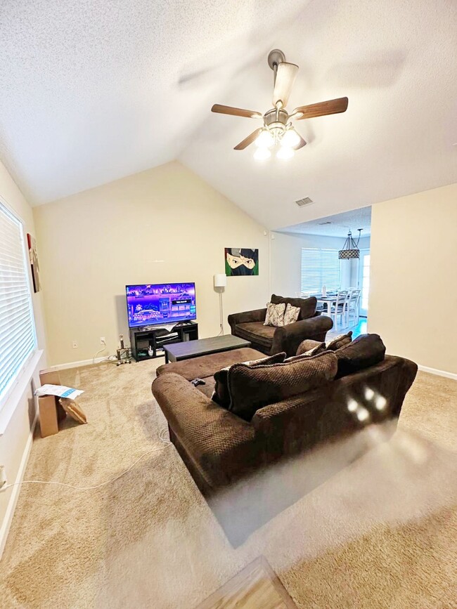 Building Photo - 1526 Woodcrest Cir