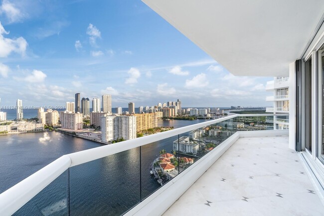 Foto del edificio - 2600 E Island Blvd