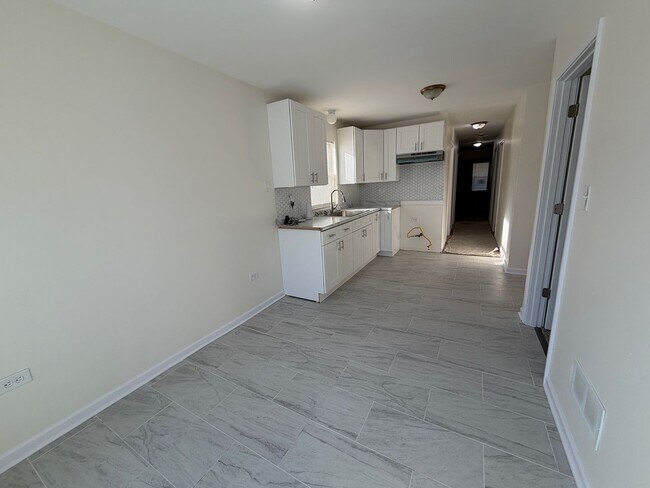 Foto del edificio - NOW AVAILABLE!!!