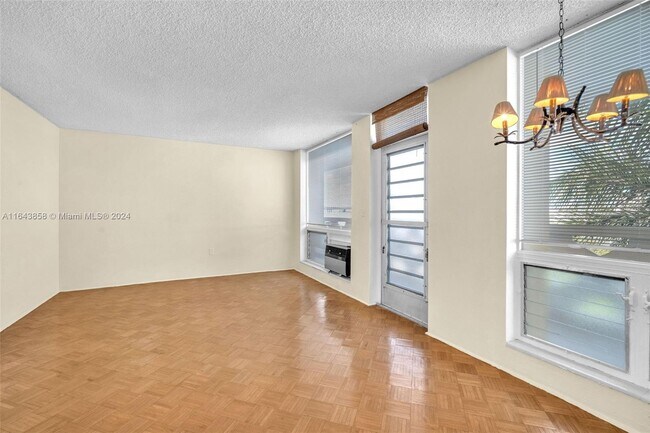 Foto del edificio - 2400 NE 9th St