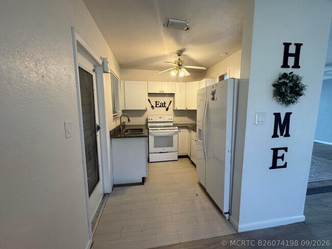 Building Photo - 141 SE Bonita Ct