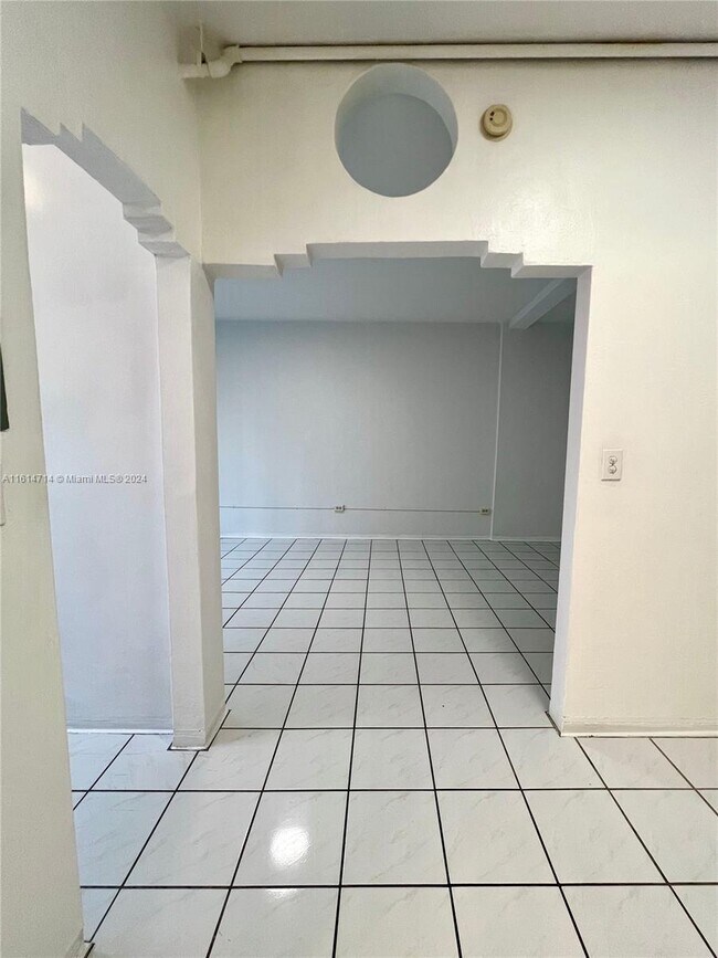Building Photo - 901 Collins Ave