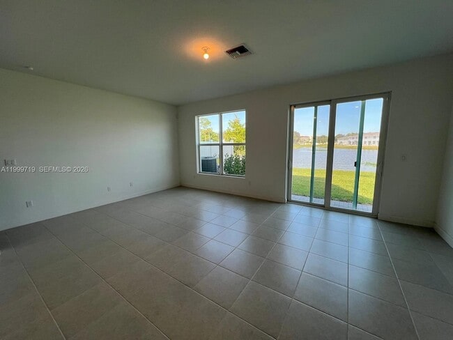 Foto del edificio - 6931 Harbours Edge Ave
