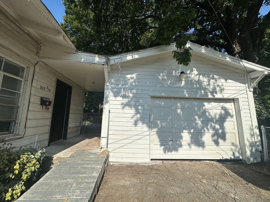 Primary Photo - 217 SW B St / 217 SW B St 1/2
