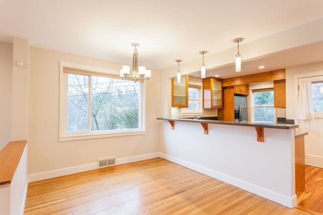 Building Photo - Beautiful 4 Bedroom Home in Queen Anne!