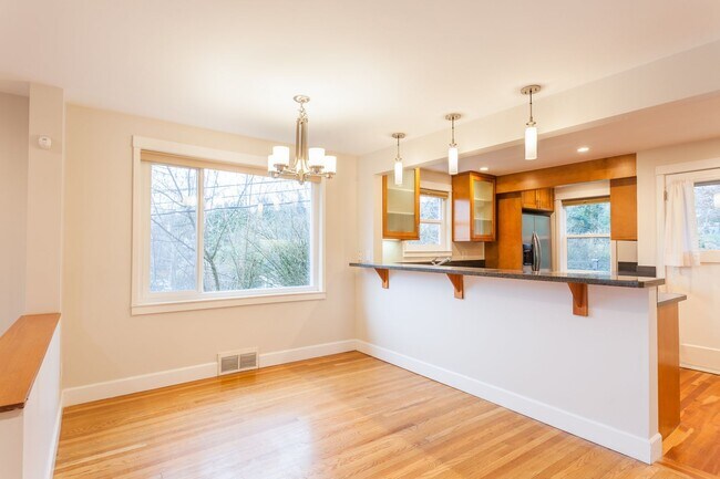 Foto del edificio - Beautiful 4 Bedroom Home in Queen Anne!