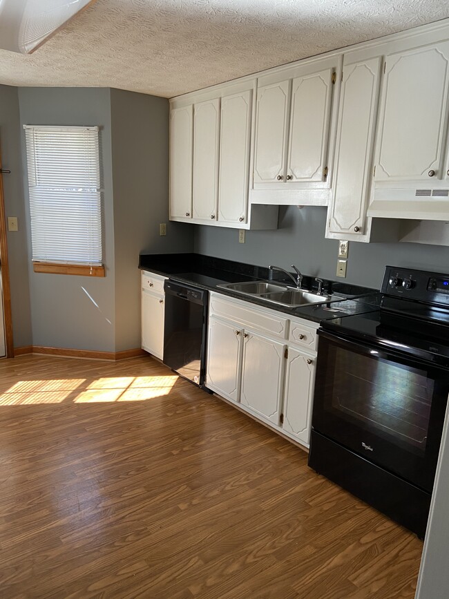 Building Photo - 3002 Maple Cove Ct