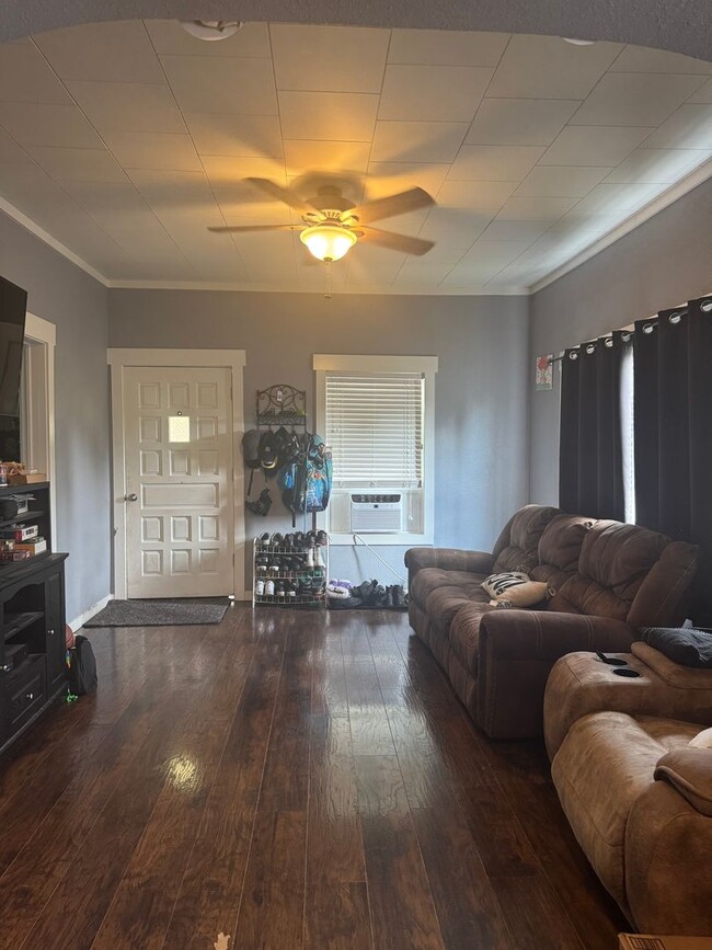 Building Photo - Charming 3 Bed, 1 Bath Home in Quiet Neigh...