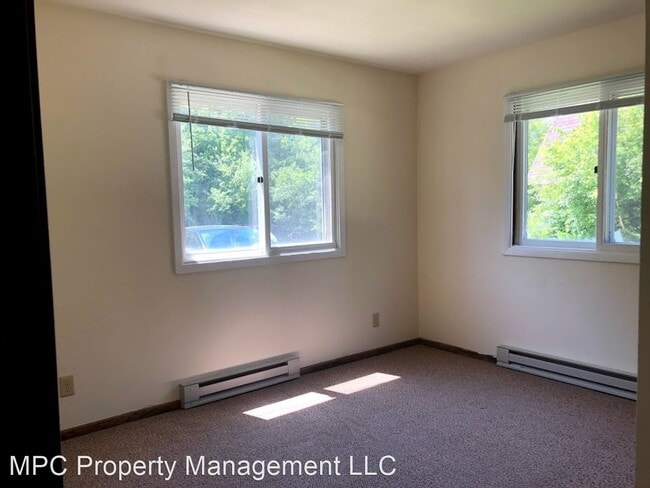 Building Photo - 700 Browns Lake Dr