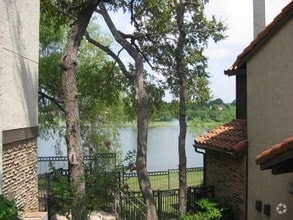 Building Photo - 2610 Lakehill Ln