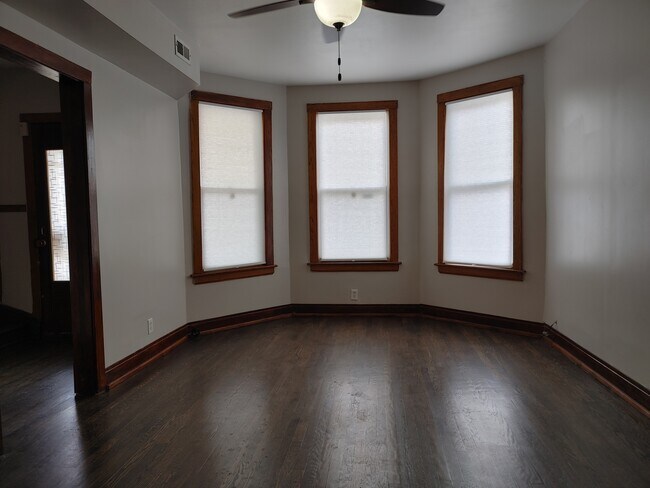 Building Photo - 904 N Homan Ave