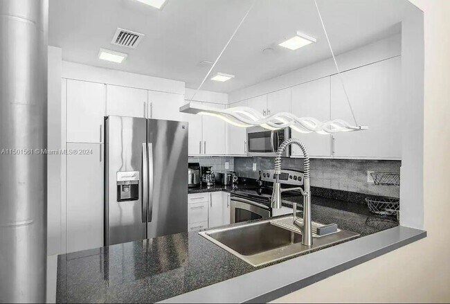 Building Photo - 225 Collins Ave