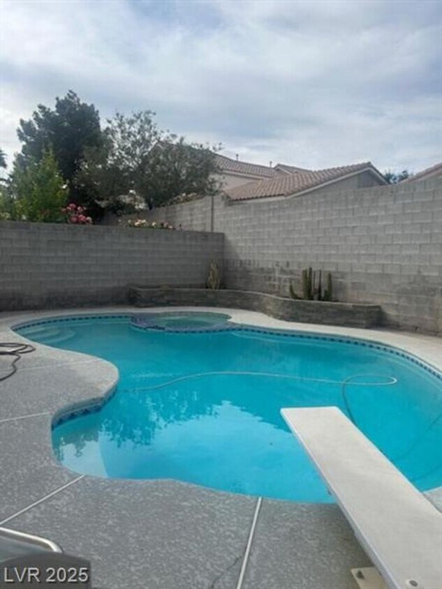 Building Photo - THIS BEAUTIFUL TWO STORY HOME WITH POOL