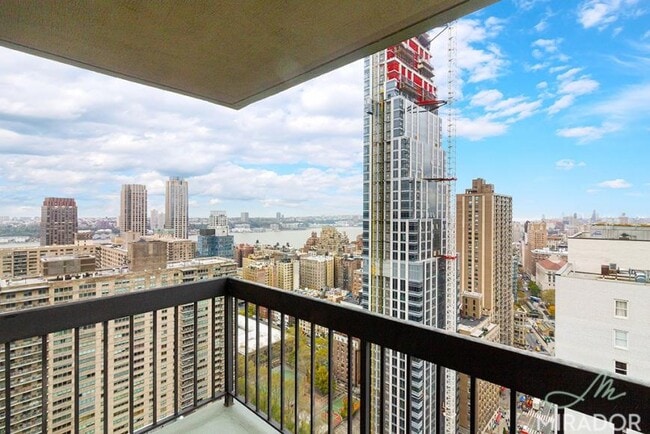 Building Photo - 3 bedroom in New York NY 10023