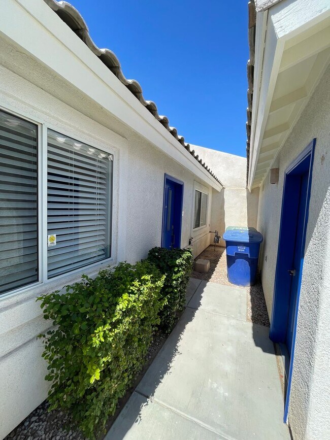 Building Photo - IMMACULATELY REMODELED TOWNHOUSE W/ DOUBLE...