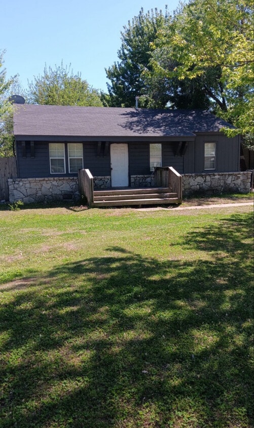 Primary Photo - 7402 SE 15th St