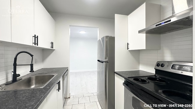 Building Photo - 735 Deveron Cres