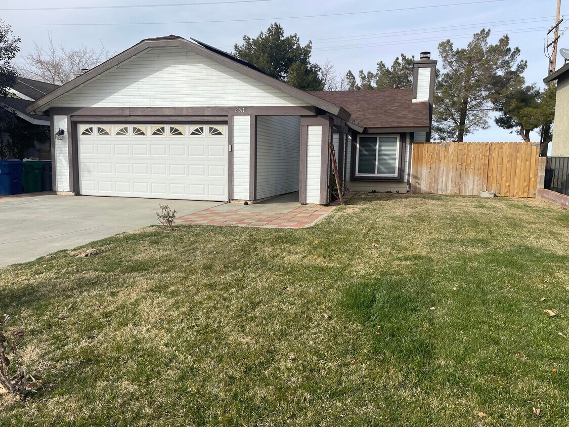 Primary Photo - 2511 Emerald Ln