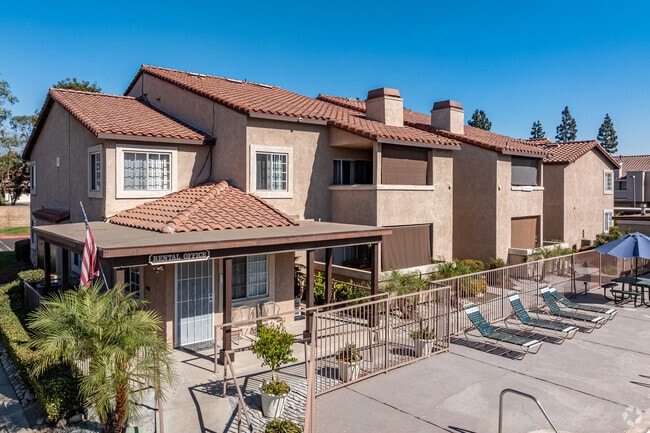 619 E Riverside Dr - Primary - Burton Place