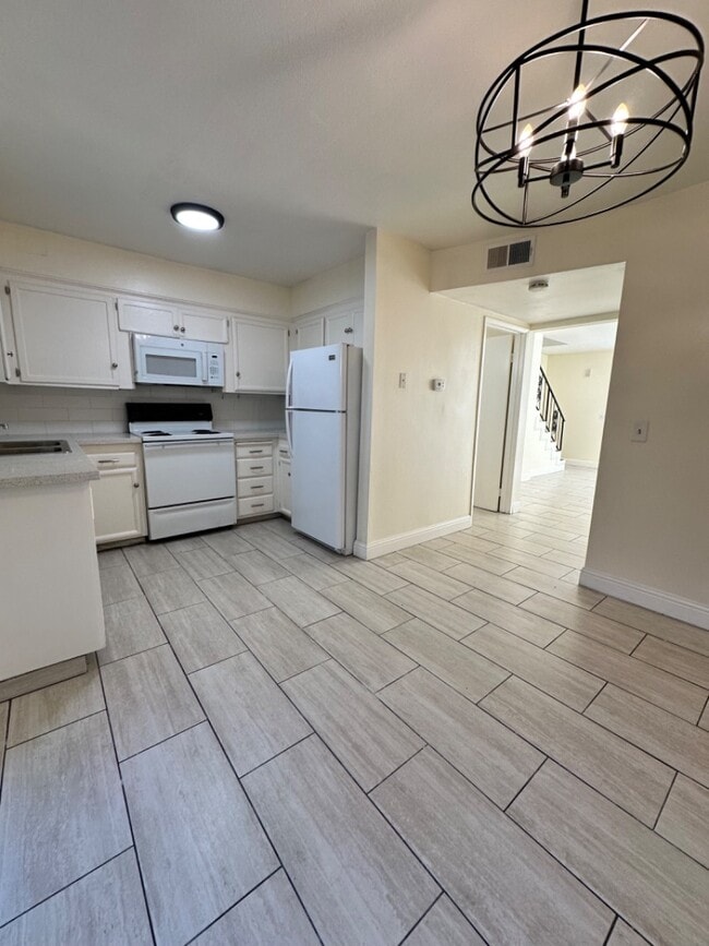 Building Photo - 3318 E Sierra Madre Ave