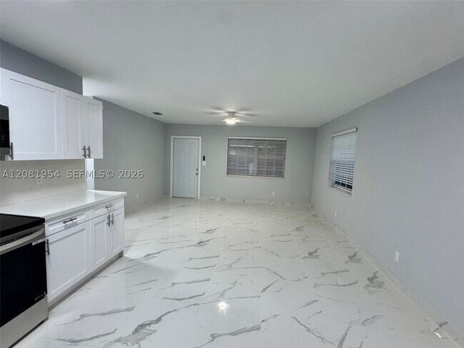Building Photo - 1529 SW 22nd St